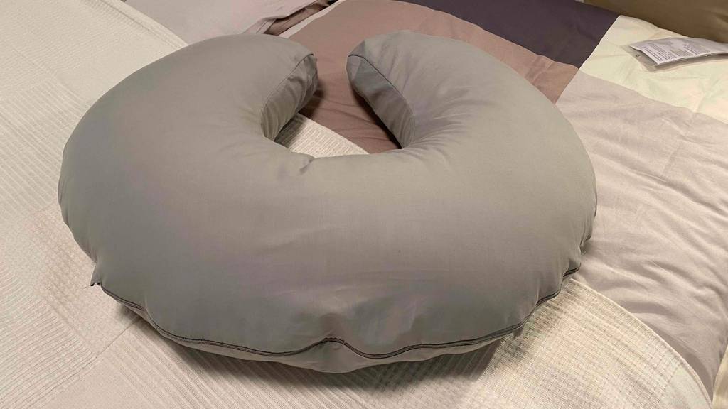 Stillkissen auf Couch von hinten