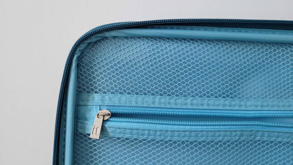 Koffer-mittelgroß-Test: Innenfach eines blauen Koffers im Fokus.