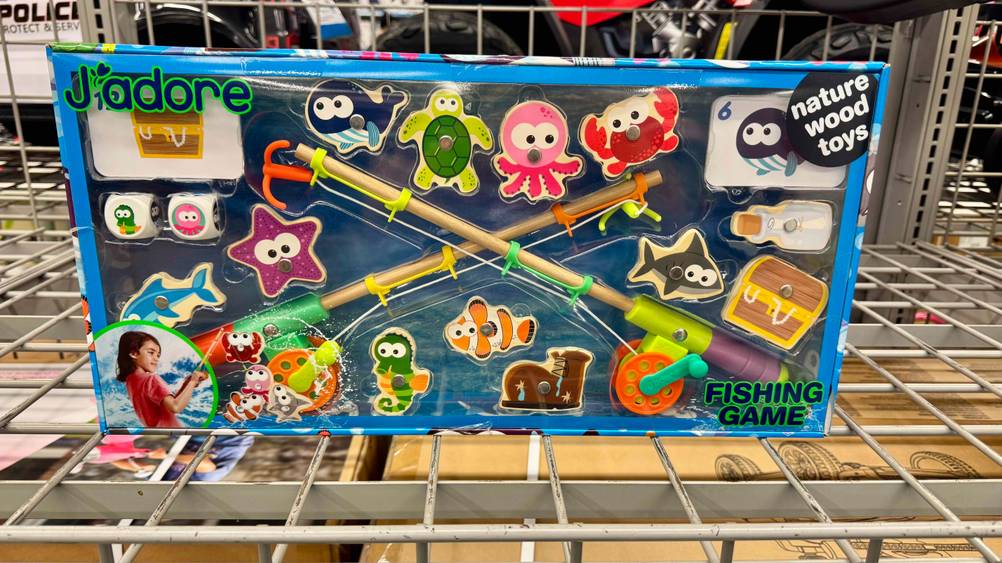 Das getestete Angelspiel mit verschiedenen Meeresbewohnern steht in einem Regal.