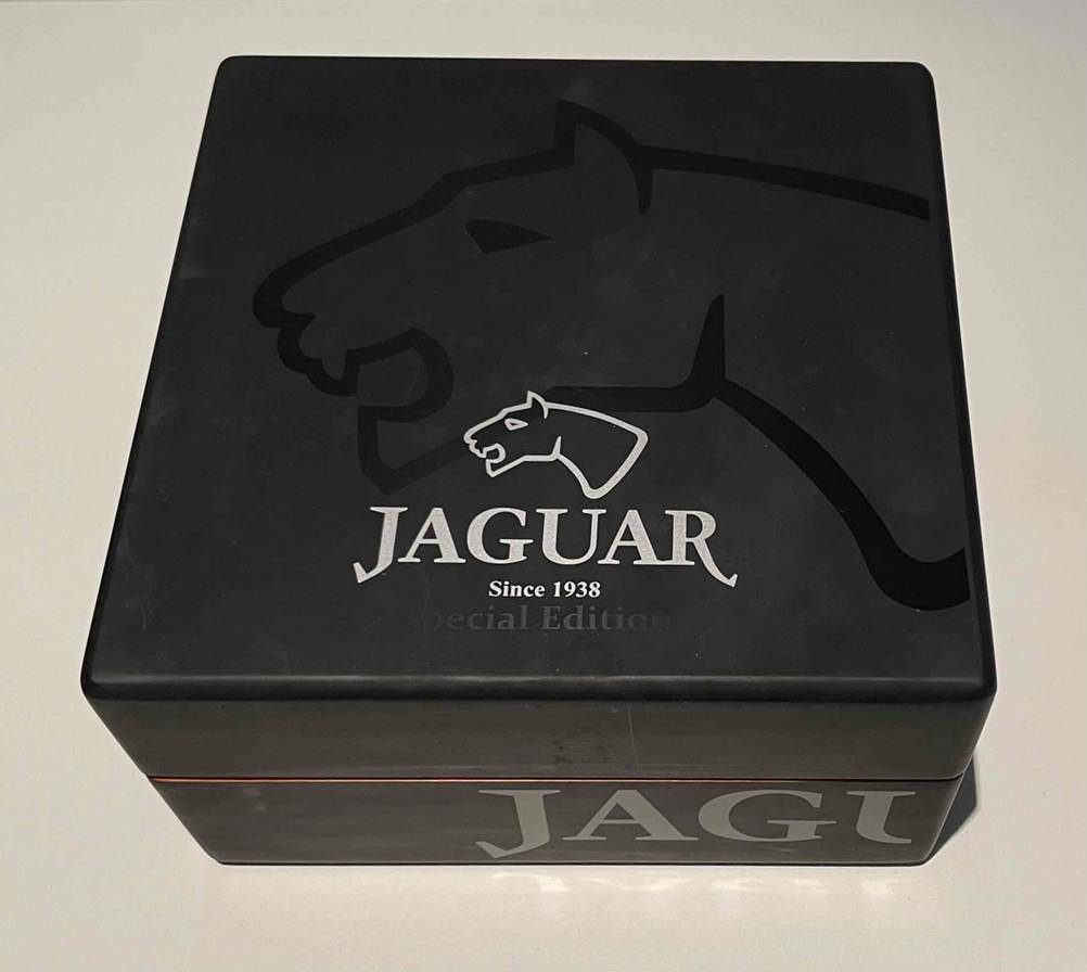 Im Test: Eine Uhrenbox geschlossen von oben auf einer hellen Oberfläche.