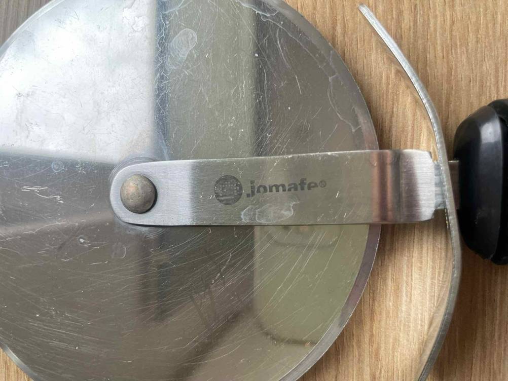 Nahaufnahme der Klinge des getesteten Rollschneiders.
