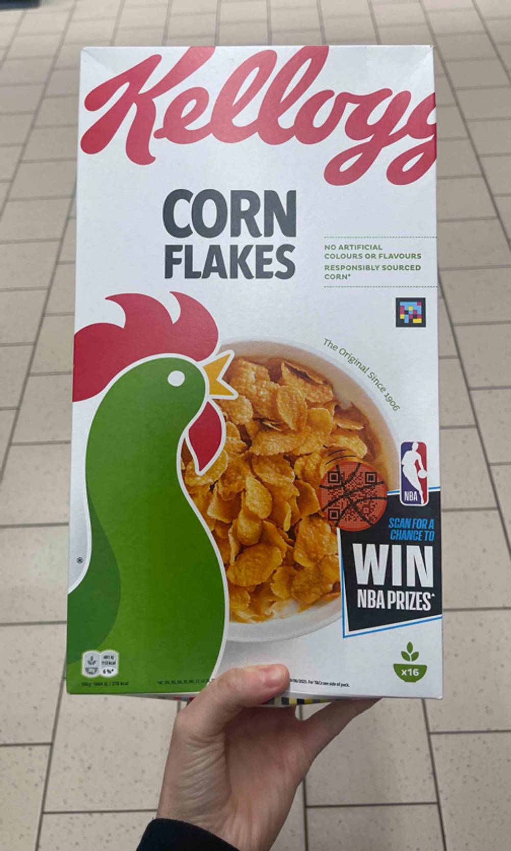 Die getesteten Kellogg's-Cornflakes werden in der Hand gehalten.