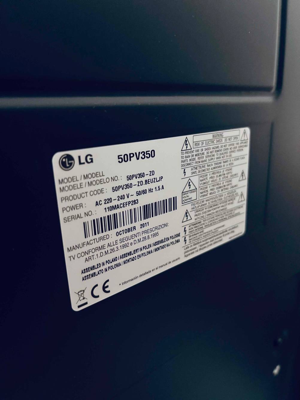 Im Test: Detailaufnahme Informationsaufkleber mit Seriennummer.