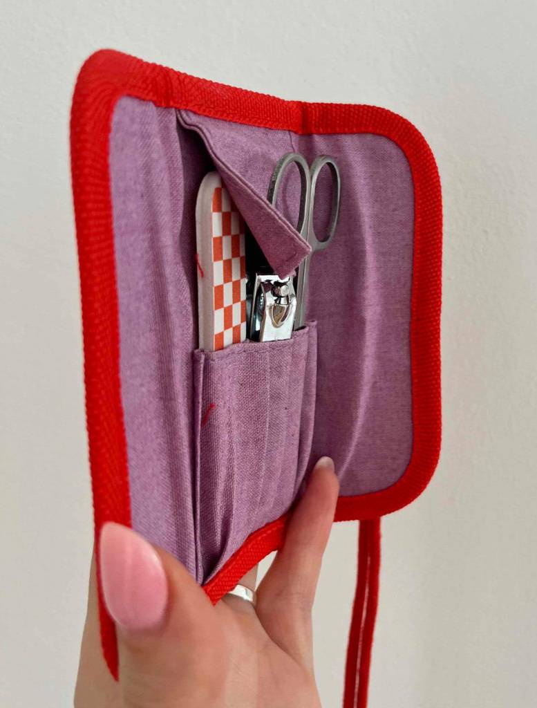 Nagelschern-Set getestet: geöffnetes Aufbewahrungsetui wird in der Hand vor einer weißen Wand gehalten.