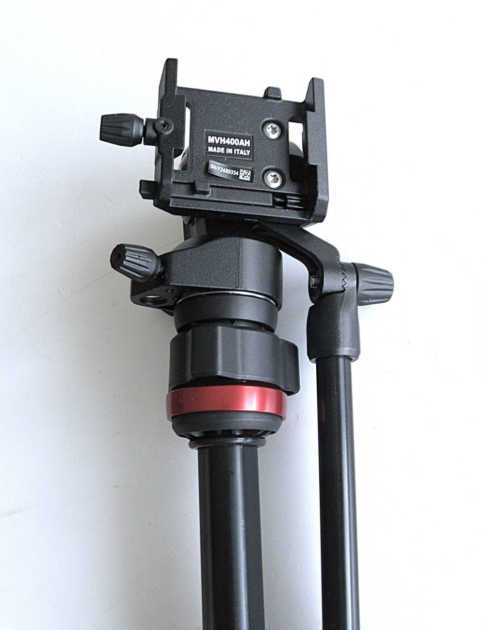 Das getestete Manfrotto-Stativ mit Blick auf die Halterung, worin die Kamera eingeklemmt wird.