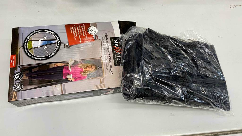 Moskitonetz im Test: schwarzes Moskitonetz ist neben der Verpackung platziert.