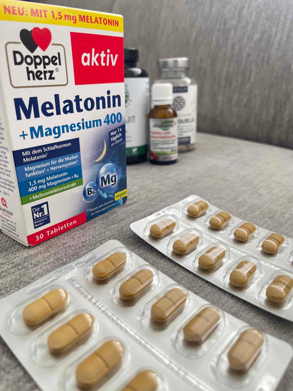 Die Blisterverpackungen der getesteten Melatonin-Tabletten liegen vor der Verpackung.