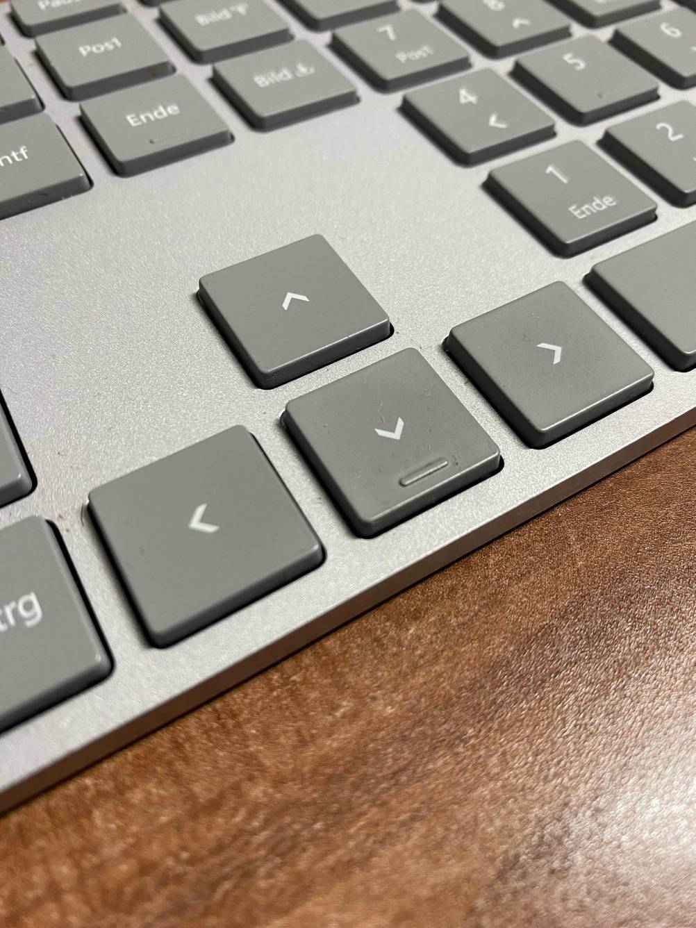 Detailaufnahme Pfeiltasten einer ergonomischen Tastatur kabellos.