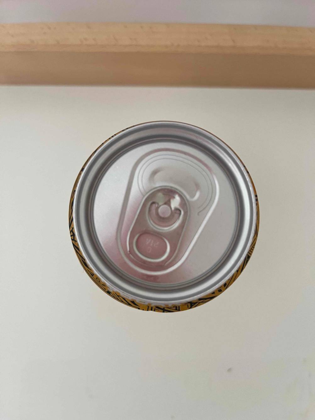 Energy Drink getestet: Detailaufnahme des Verschlusses einer Dose von oben.