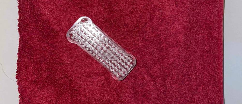 Nagelbürste auf einem Handruch.