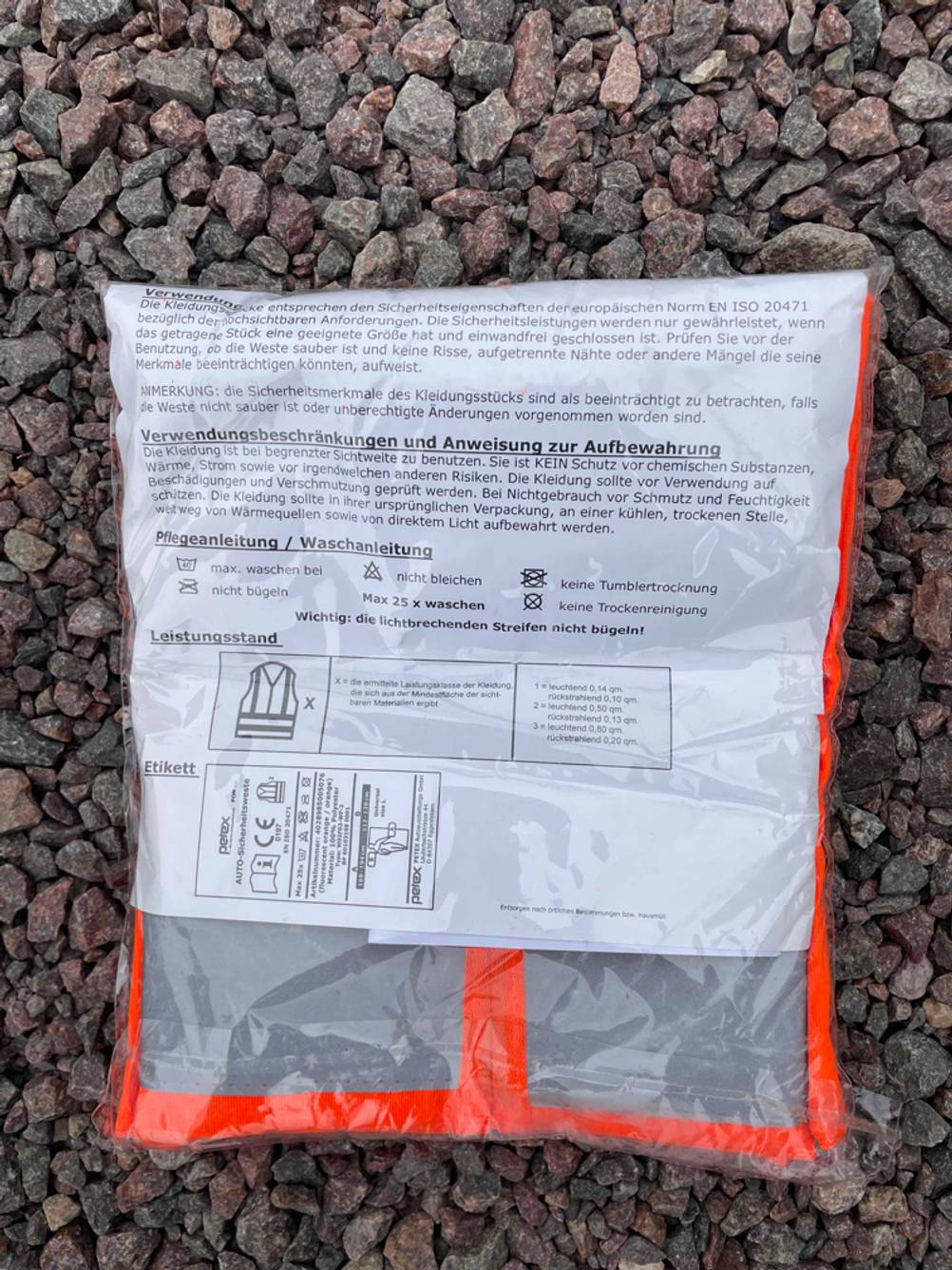 Im Test: Rückseite mit Informationen einer Warnweste.
