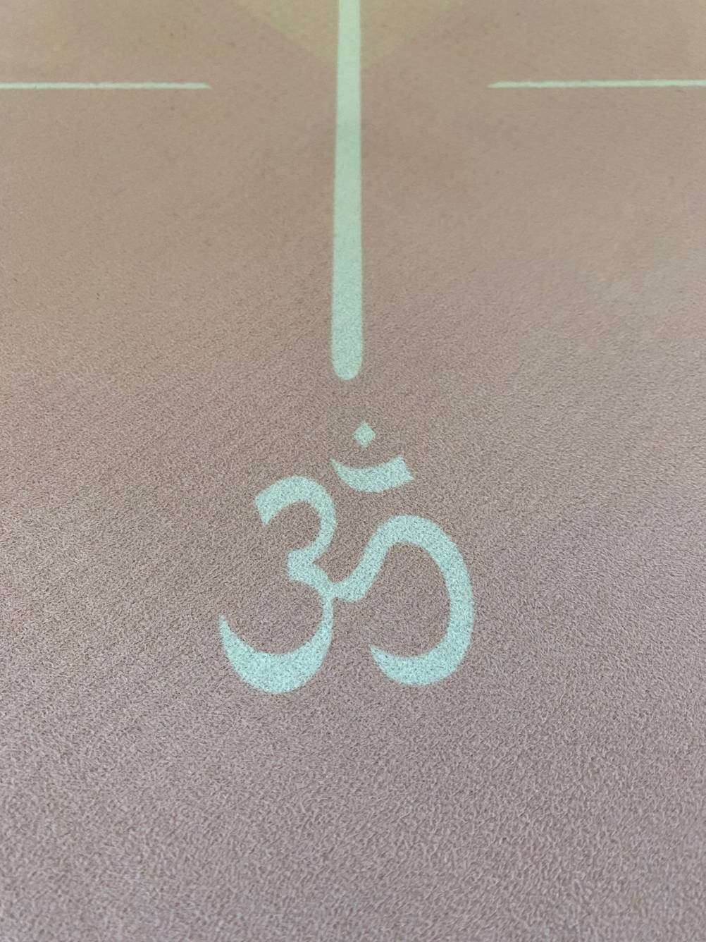 Yogamatte (Naturkautschuk) im Test: Nahaufnahme Aufdruck