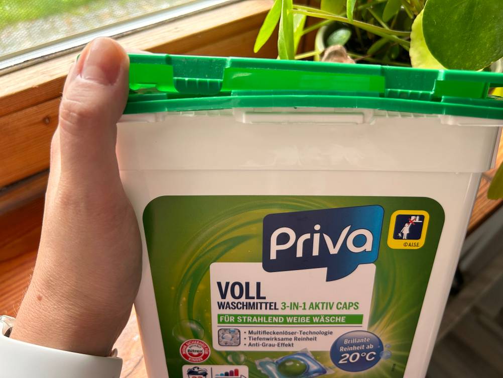 Waschmittel-Pods getestet: Nahaufnahme auf Logo.