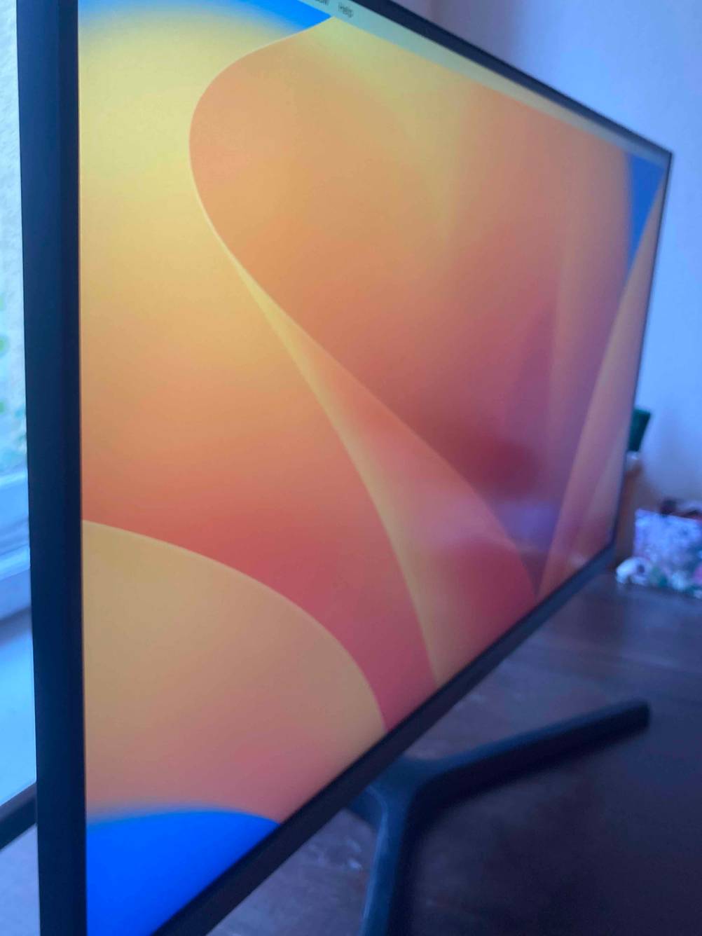 28-Zoll-Monitor im Test: eingeschalteter Monitor seitlich ersichtlich.