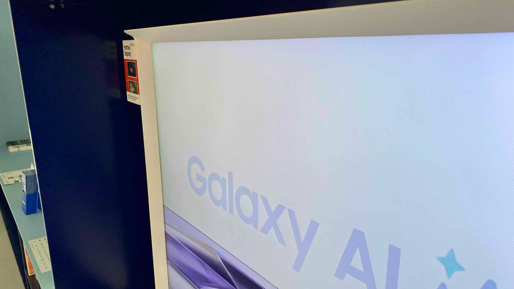 rechter oberer Rahmen eines 65-Zoll-Fernsehers im Fokus.