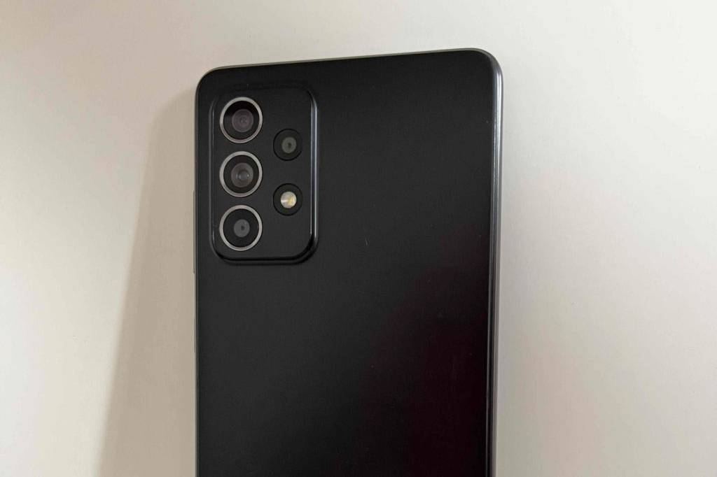 Günstiges Smartphone im Test: Ein Smartphone steht gegen eine Wand die Rückseite mit Kameras ist zu sehen