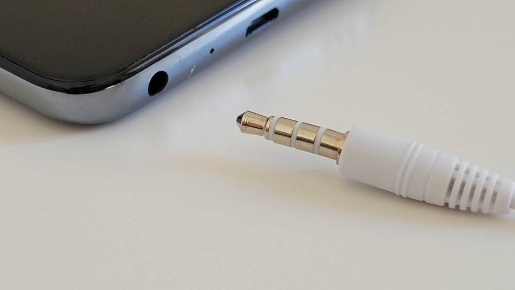 Im Test: Nahaufnahme Anschlussstecker eines Samsung-In-Ear-Kopfhörers.