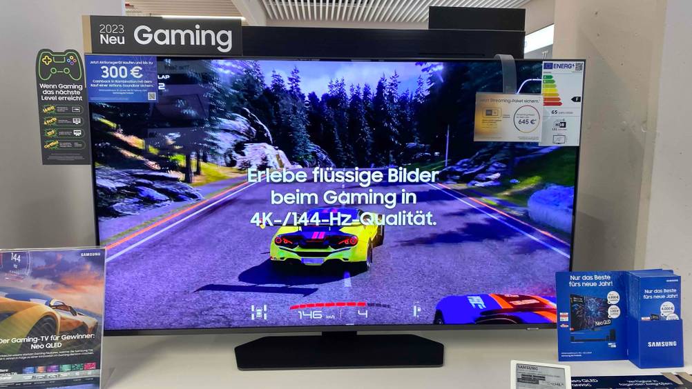 Samsung-Fernseher-50-Zoll im Test: Frontansicht eines Samsung-Fernsehers mit einem gestarteten Rennspiel.