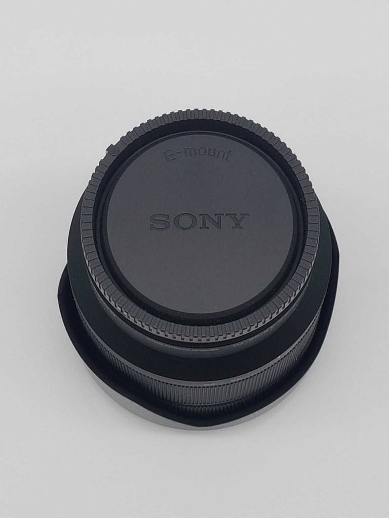 Sony-E-Mount-Objektiv-Test: ein Sony-E-Mount-Objektiv mit verdecktem Objektiv von oben ersicchtllich.