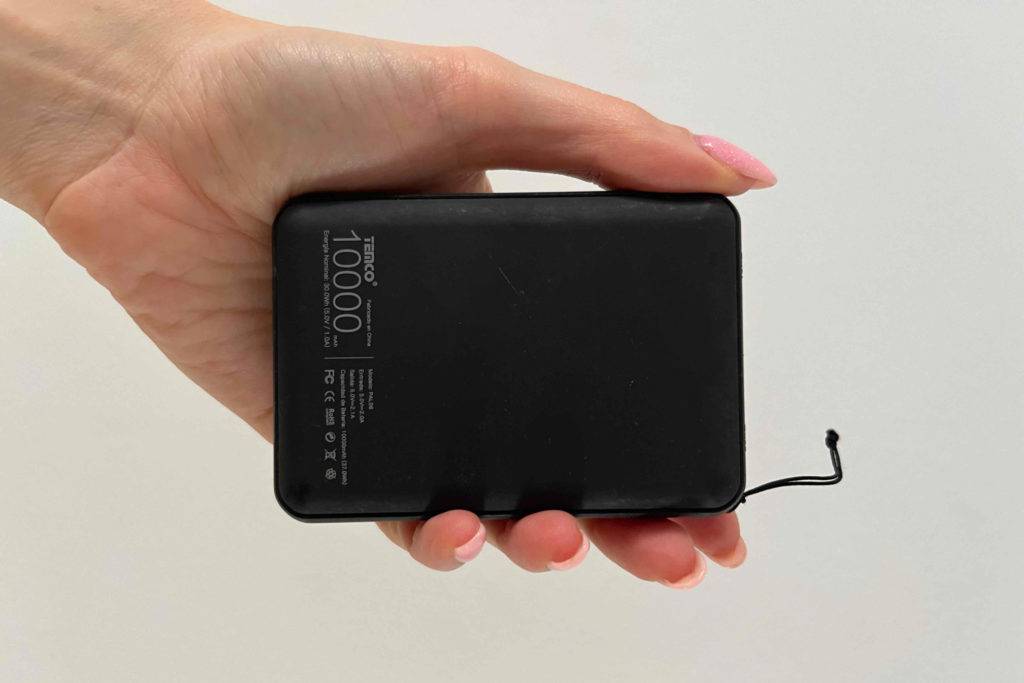 Powerbank 10000mah im Test: Eine Hand hält die Powerbank vor eine helle Oberfäche