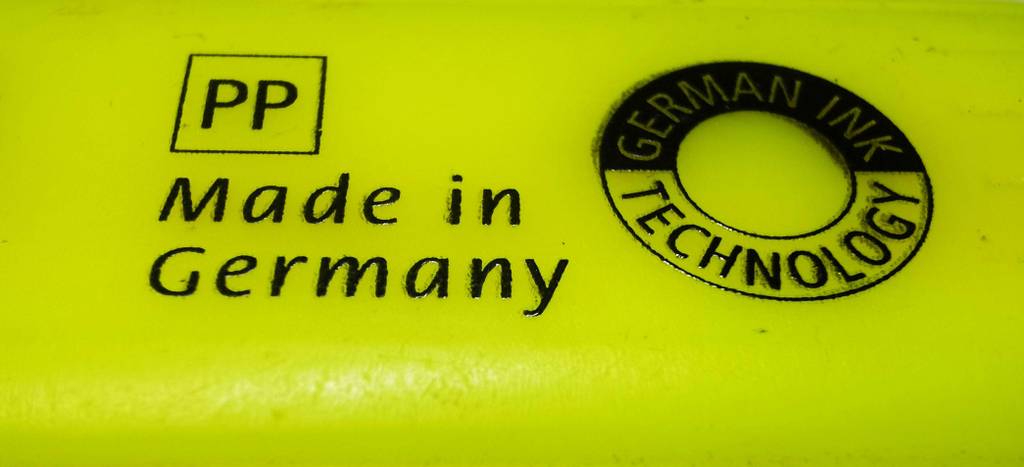 Nahaufnahme eines gelben getesteten Textmarkers.