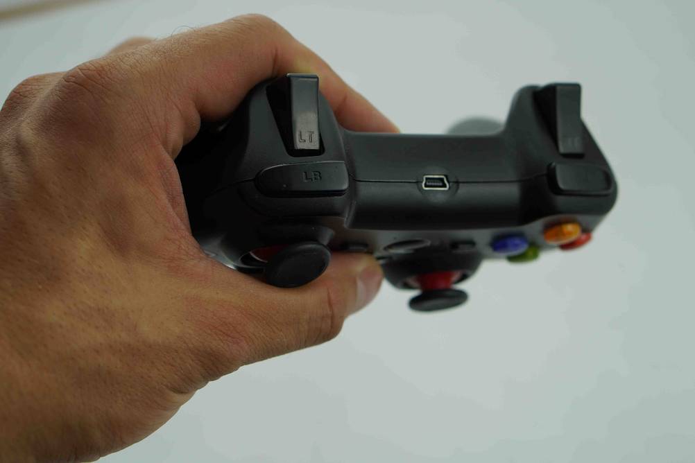 Android-Controller im Test: ein Android-Controller wird in der Hand gehalten mit Blick auf die LT- und LR-Tasten.