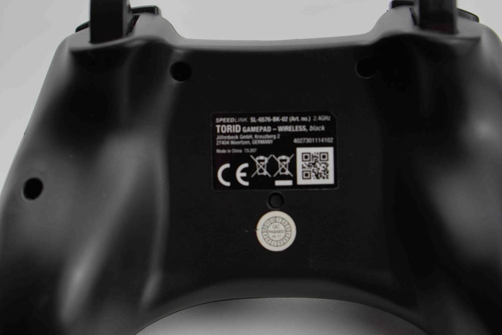 Android-Controller-Test: schwarzer Android-Controller mit Blick auf die untere Seite.