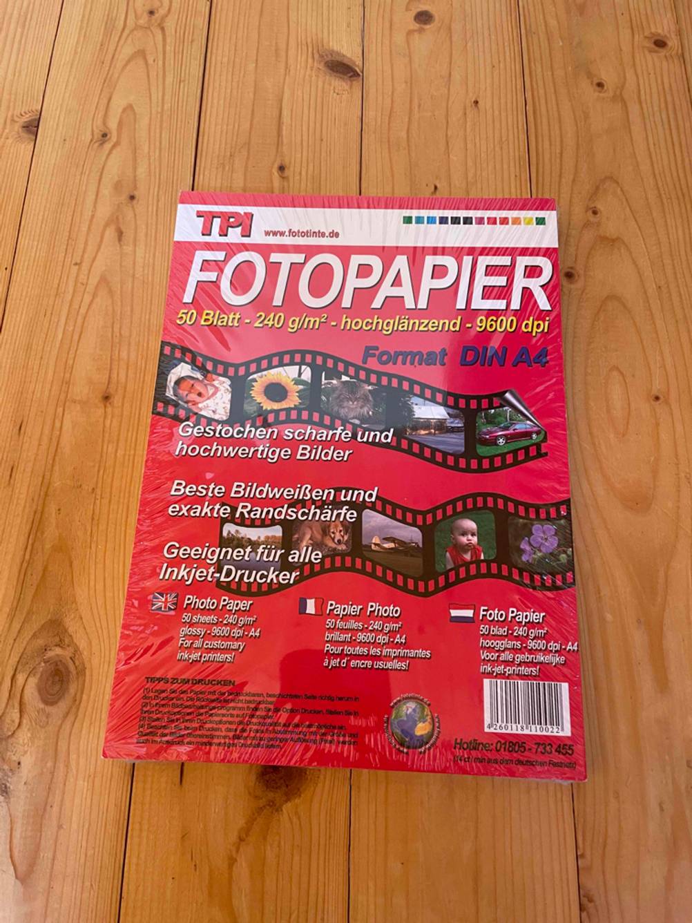 Im Test: Auf einem Holzboden liegt eine Packung Fotopapier.