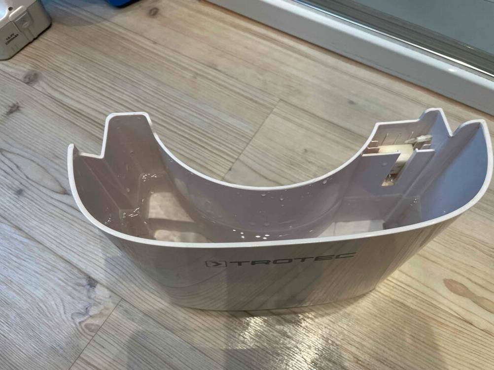 Der Wassertank des getesteten Trotec-Luftentfeuchters mit Einsicht ins Innere.