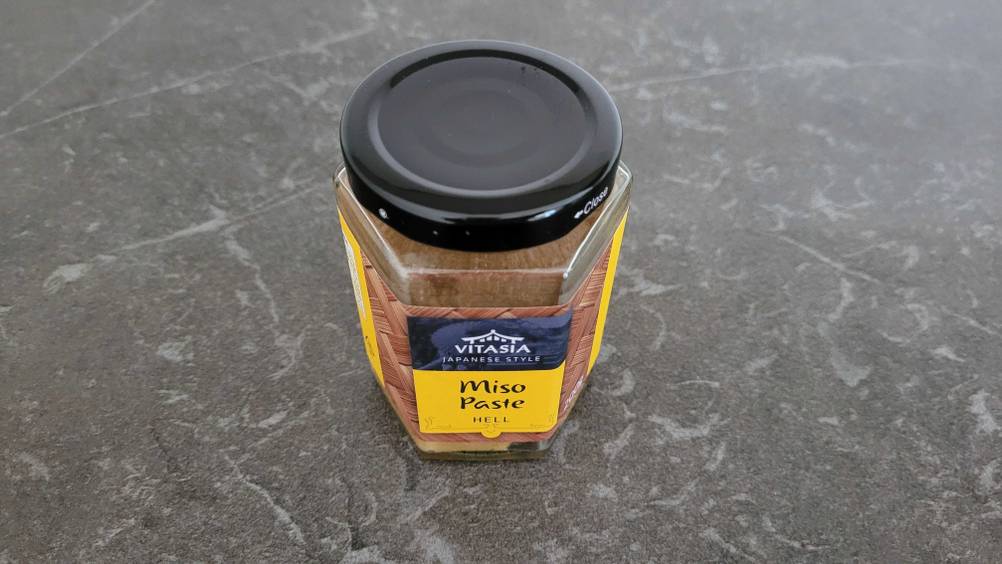 Im Test: Detailaufnahme des Deckels einer Miso-Paste.
