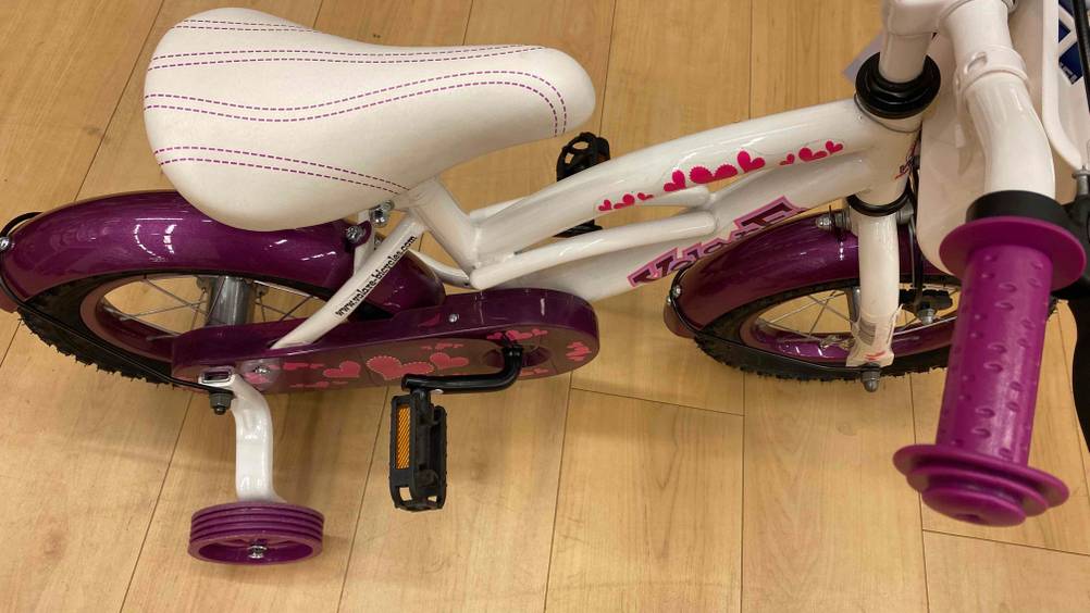 Violett-Weißes Kinderfahrrad von oben fotografiert.
