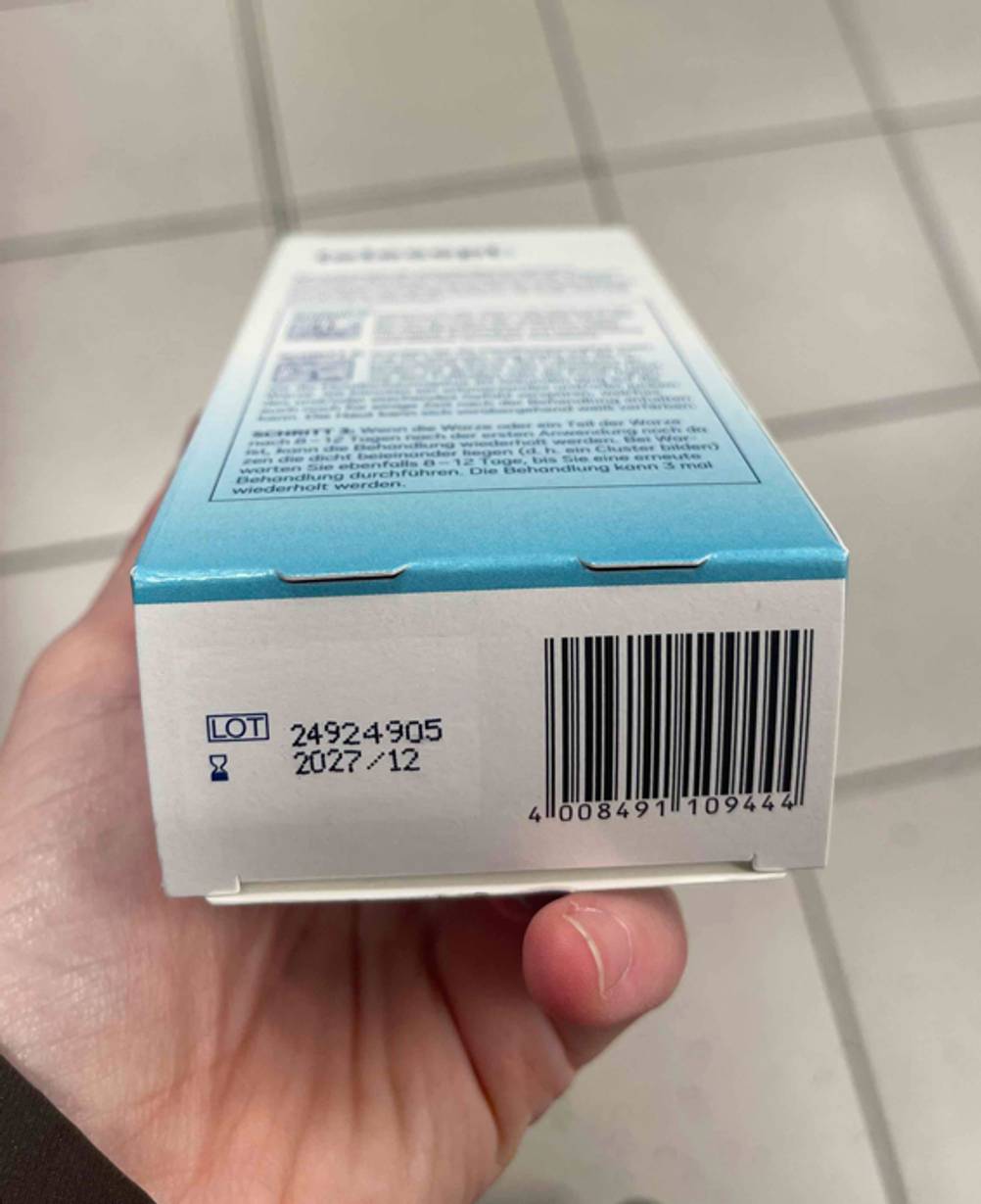 Warzenvereiser-Test: Das Ablaufdatum, das sich neben dem Barcode auf der Verpackung befindet.
