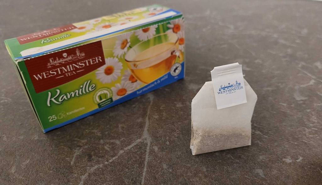 Ein Beutel ist vor der Verpackung des getesteten Kamillentees platziert.
