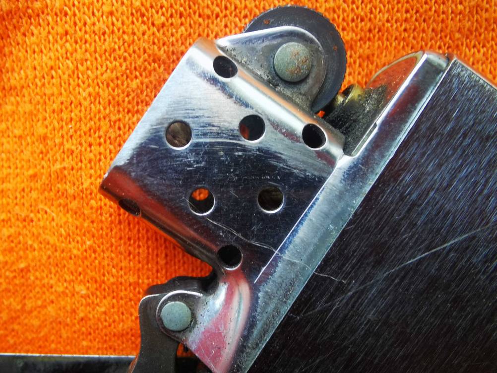 Nahaufnahme des oberen Teils des getesteten Benzinfeuerzeugs.