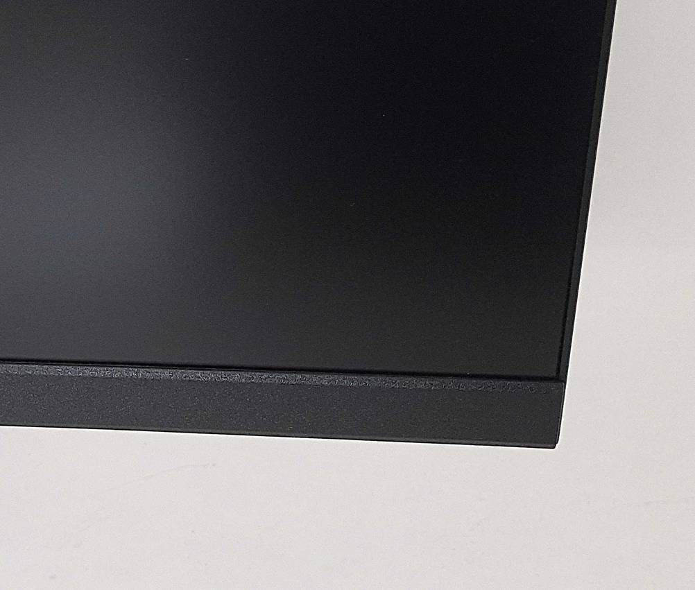 Nahaufnahme des Bildschirmrandes des getesteten Acer-Monitors mit 27 Zoll.