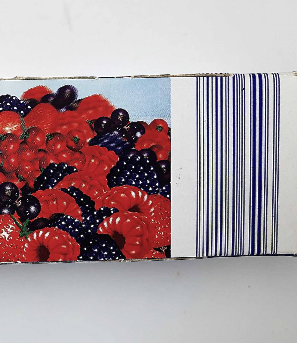 Die Beeren auf der Verpackung der getesteten Küchenfolie in Nahaufnahme.