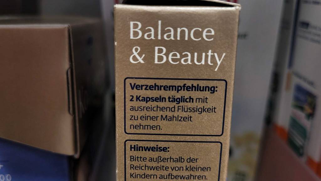 Die Verzehrempfehlung der getesteten Kollagen-Kapseln die auf der Packung ersichtlich ist im Fokus.