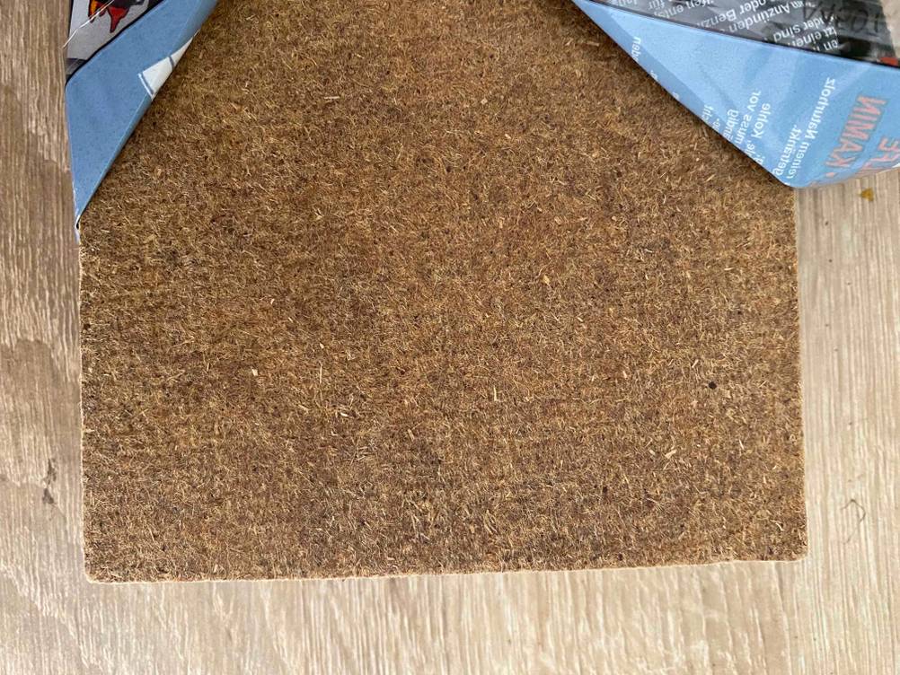 Kaminanzünder getestet: Kaminanzünder ragt aus Verpackung heraus.