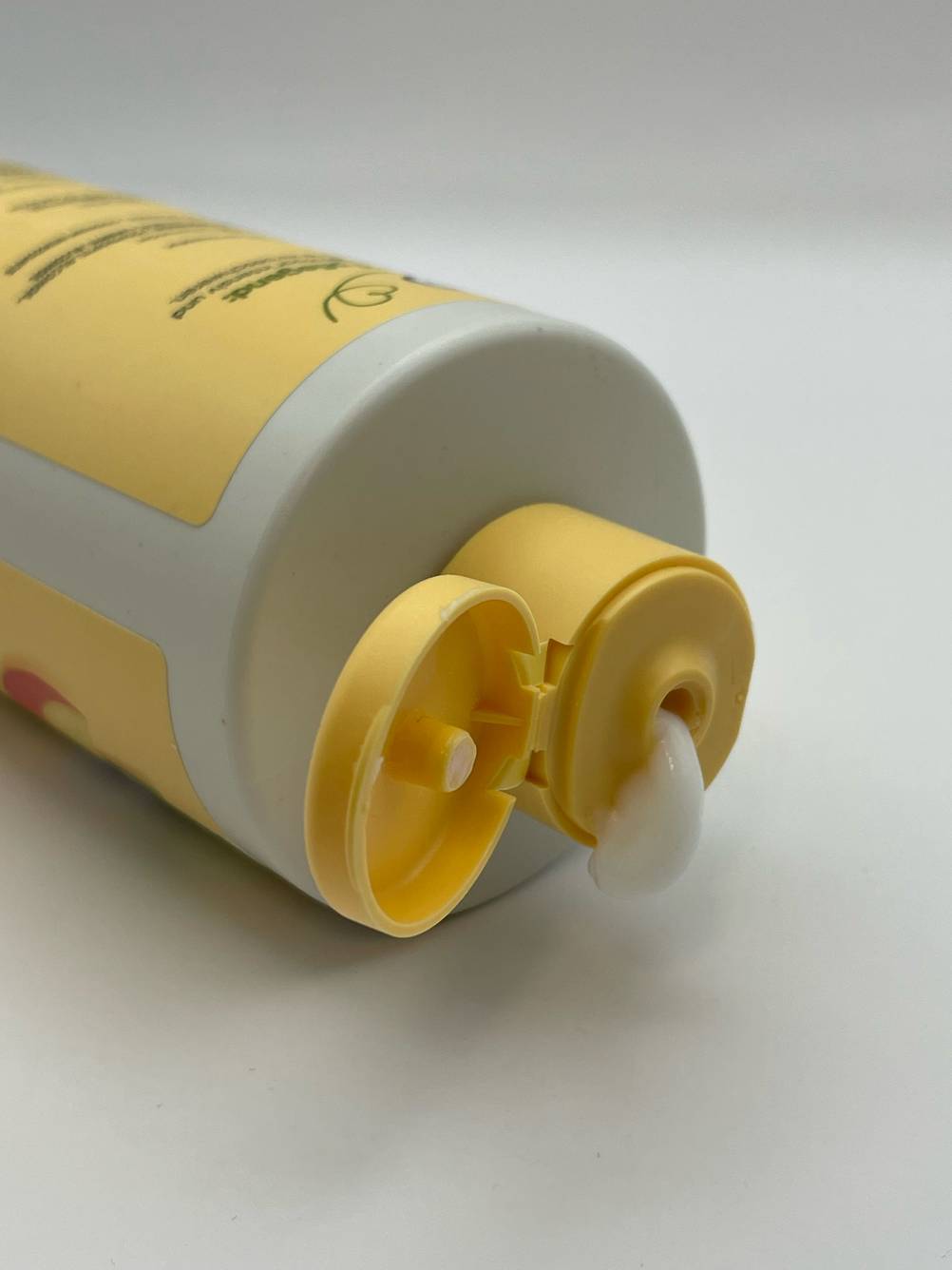 Ein Tropfen des getesteten Haarbalsams läuft aus der Flasche.