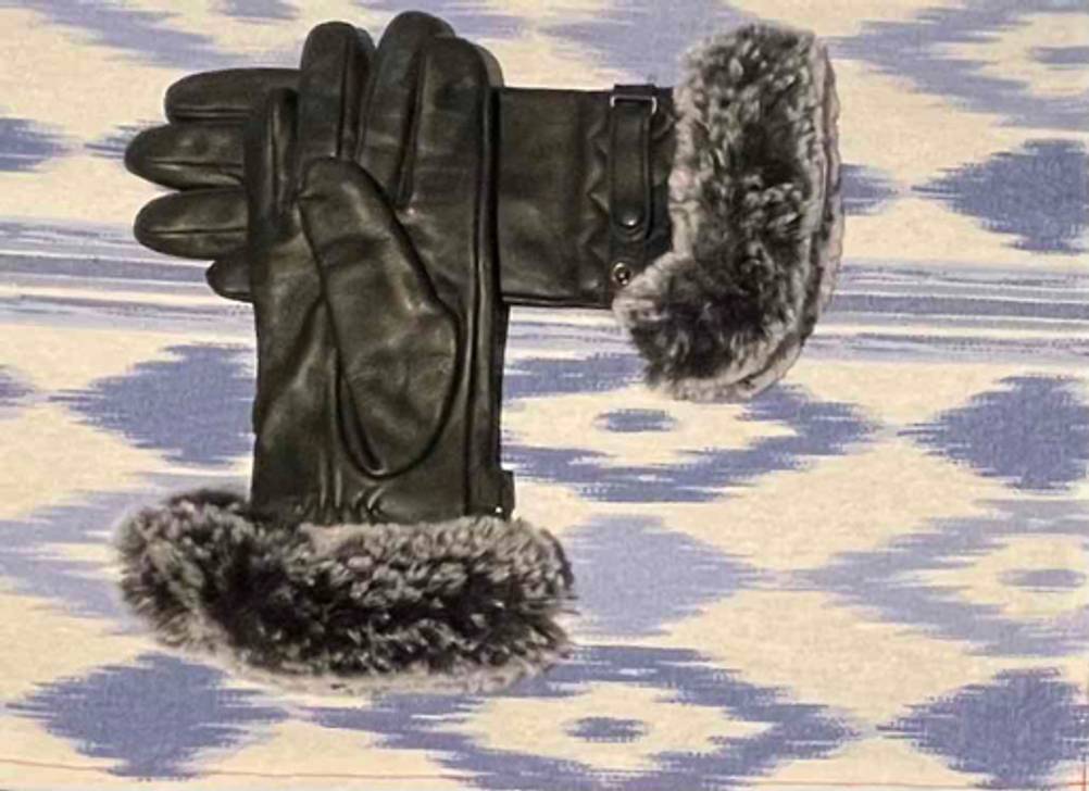 Lederhandschuhe Damen im Test: Zwei Handschuhe überkreuzt auf einer blauweißen Tischdecke