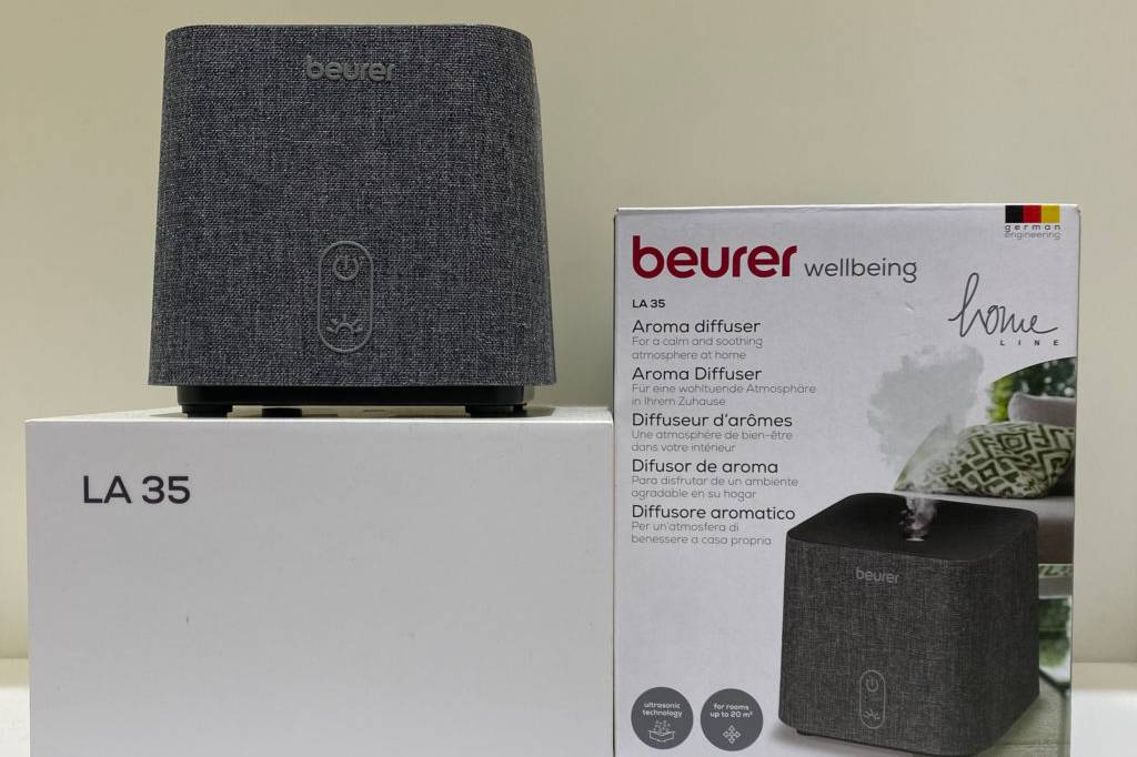 Luftbefeuchter im Test: Ein Luftbefeuchter auf einem weißen Würfel neben seiner Origianlverpackung