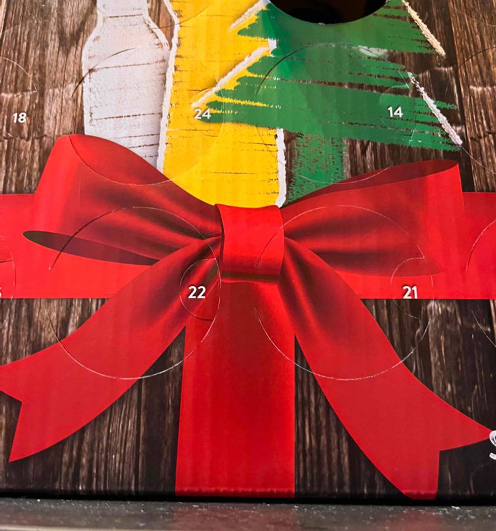Unterer Teil eines getesteten Bier-Adventskalenders mit geschlossenen Türchen.