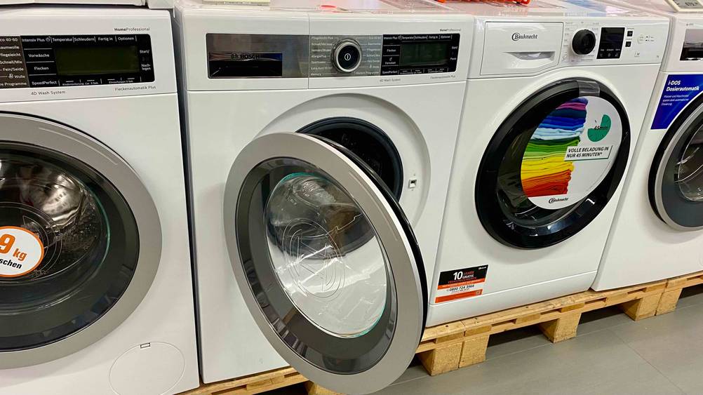 Bosch-Waschmaschine getestet: eine Bosch-Waschmaschine mit geöffneter Türe, neben anderen Modellen in einem Geschäft ausgestellt.