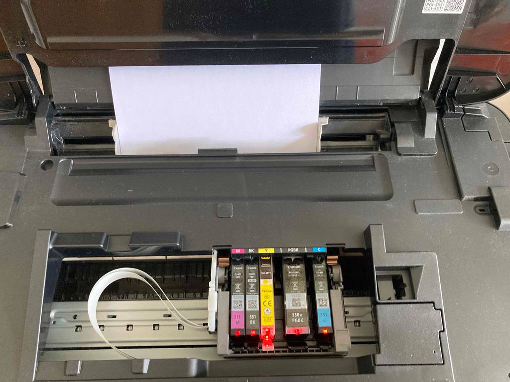 Drucker offen mit sichtbaren Druckerpatronen