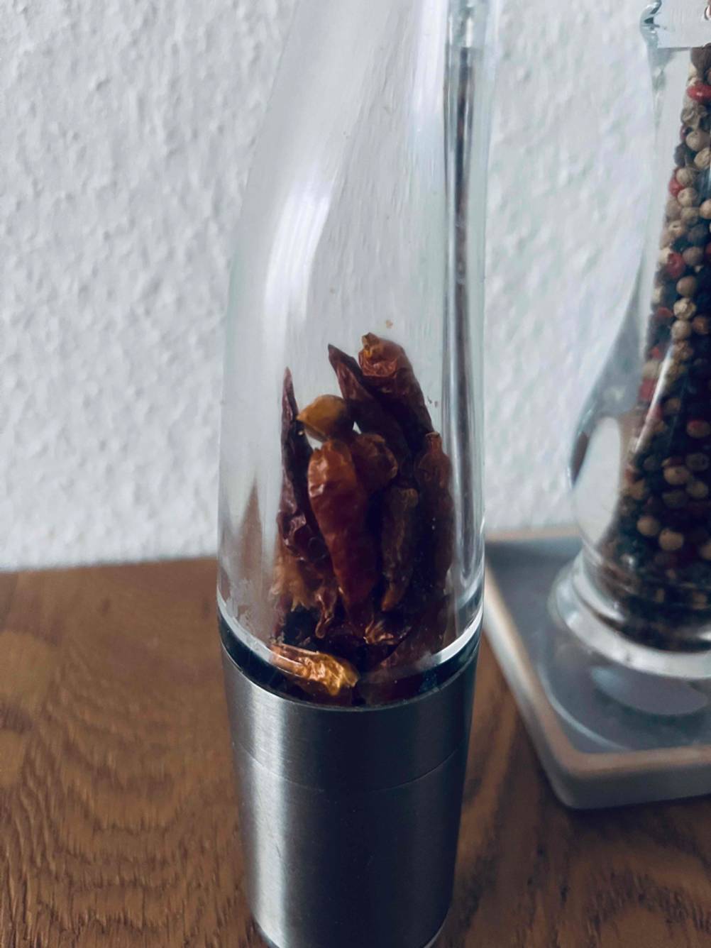 Im Test: Neben einer Pfeffermühle steht eine Chilimühle auf einem Tisch.