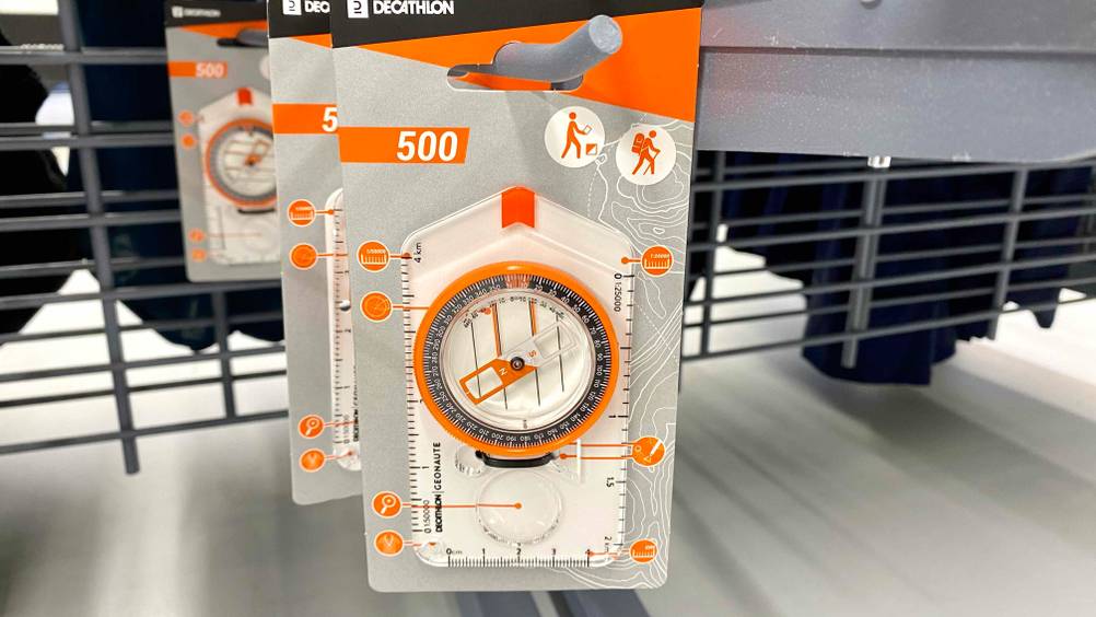 Kompass im Test: mehrere Kompass hängend in einem Regal.