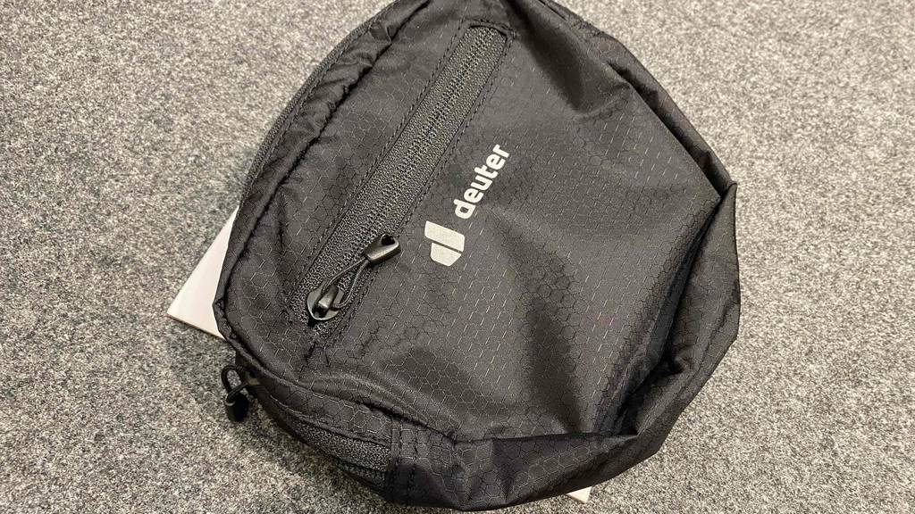 Deuter getestete Fahrrad-Lenkertasche liegt auf grauem Untergrund.