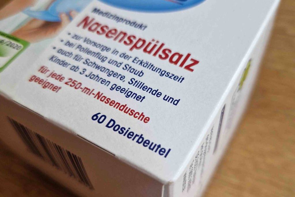 Nasenspülsalz im Test: Eine Packung Nasenspülsalz auf Holzoberfläche