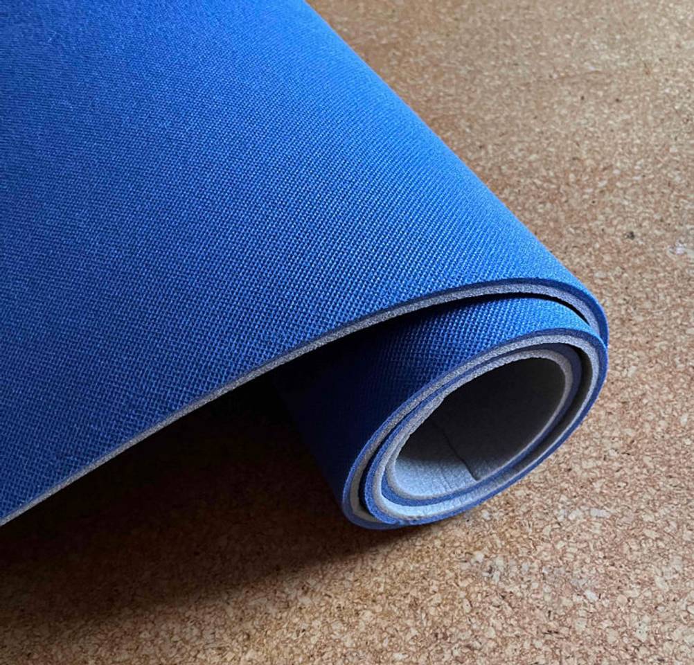 Doppel-Isomatte im Test: eine blaue Doppel-Isomatte im halb ausgerolltem Zustand.