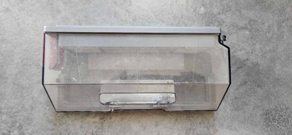 Ecovacs-Saugroboter im Test: Auffangbehälter vom Ecovacs-Saugroboter.